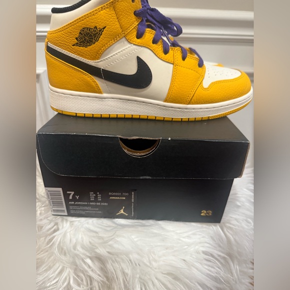 Air Jordan 1 Mid “Lakers “ - Picture 8 of 11